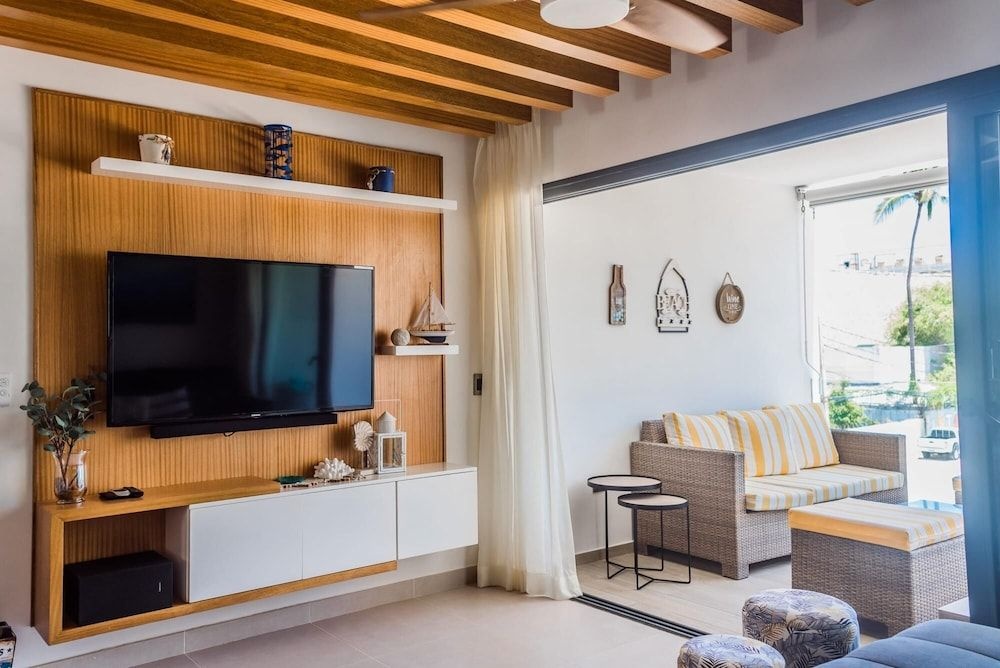 Brand new Luxury Condo With Private Picuzzi 1 Block From the Beach