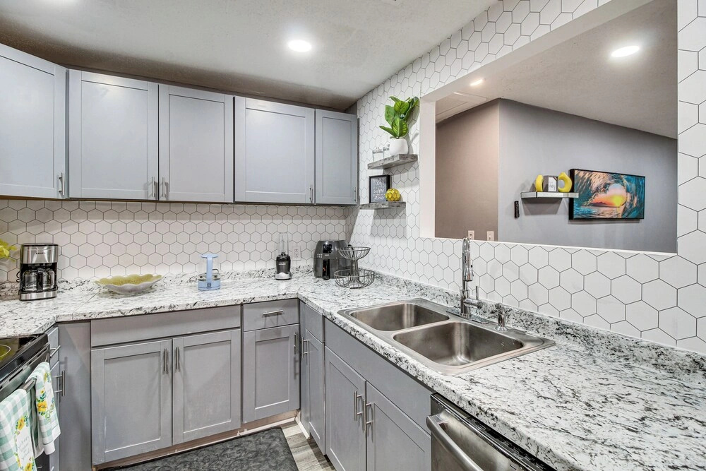 Inviting Savannah Home w/ Yard: 3 Mi to Downtown!