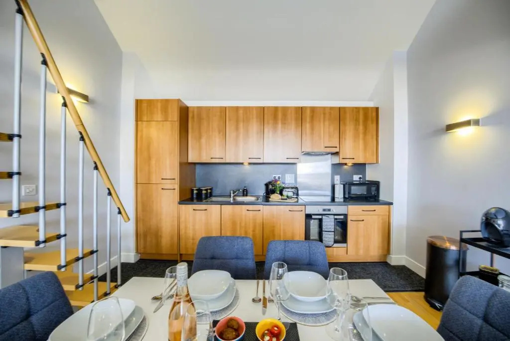 Coventry Luxury Townhouse City Centre Private Parking Sleeps 9 by EMPOWER HOMES rates incl VAT