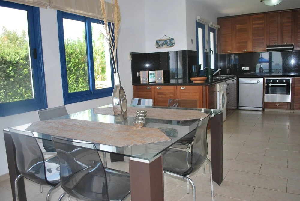 Sea Front Villa, HEATED Private Pool, Amazing location Paphos 323