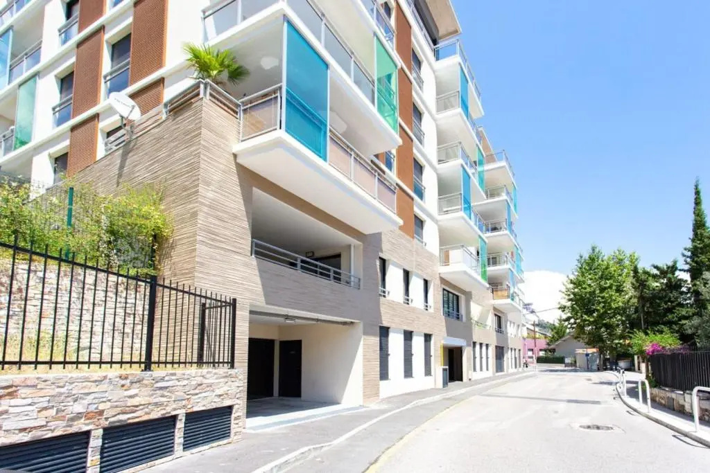 Air-Conditioned Furnished Studio in A Luxury Residence