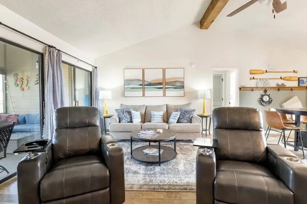 Fairway and Lake Views With Hot Tub, Fire Pit and Spacious Rooms