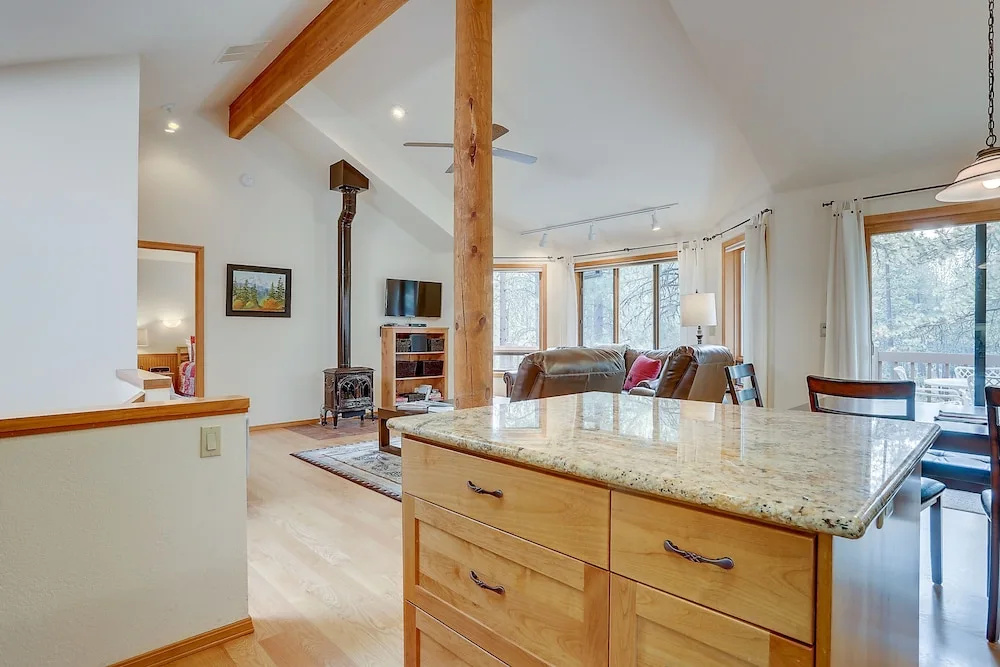 7 Cedar Private Cul-de-sac include Hot Tub with Forest View by RedAwning