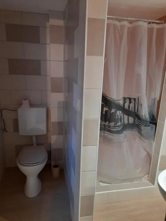 Charmant petit appartement avec bel exterieur.