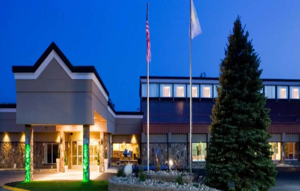 Holiday Inn Detroit Lakes - Lakefront by IHG