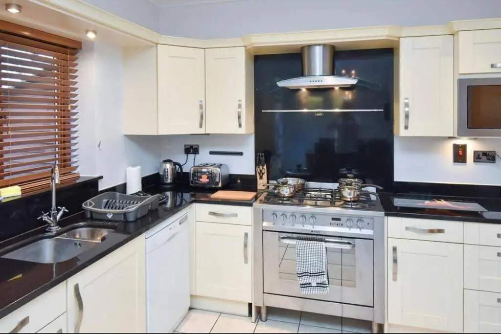 Luxury 4 Bedroom 3 Bathroom House- Sleeps up to 8 - Free Parking, Balcony, Private Garden, Super-Fast Wifi and SmartTVs with Netflix by Yoko Property