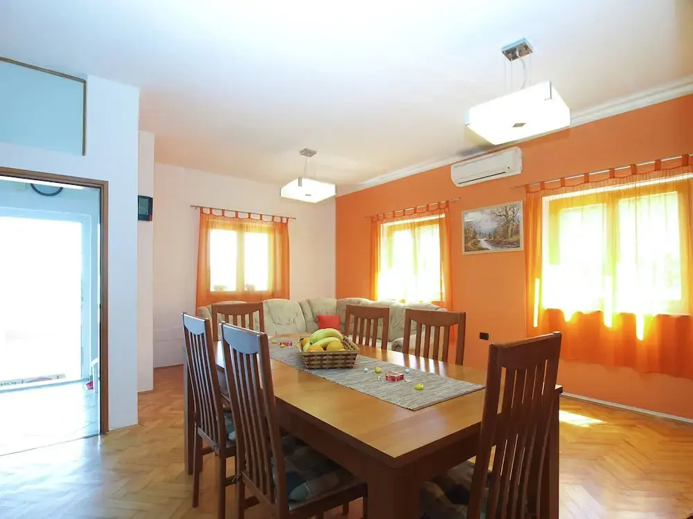 Apartment 1875