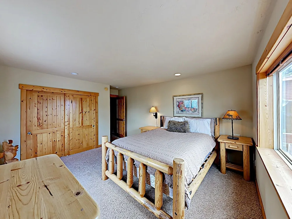 Spacious Tahoe Donner Basecamp W/ Private Hot Tub 4 Bedroom Home