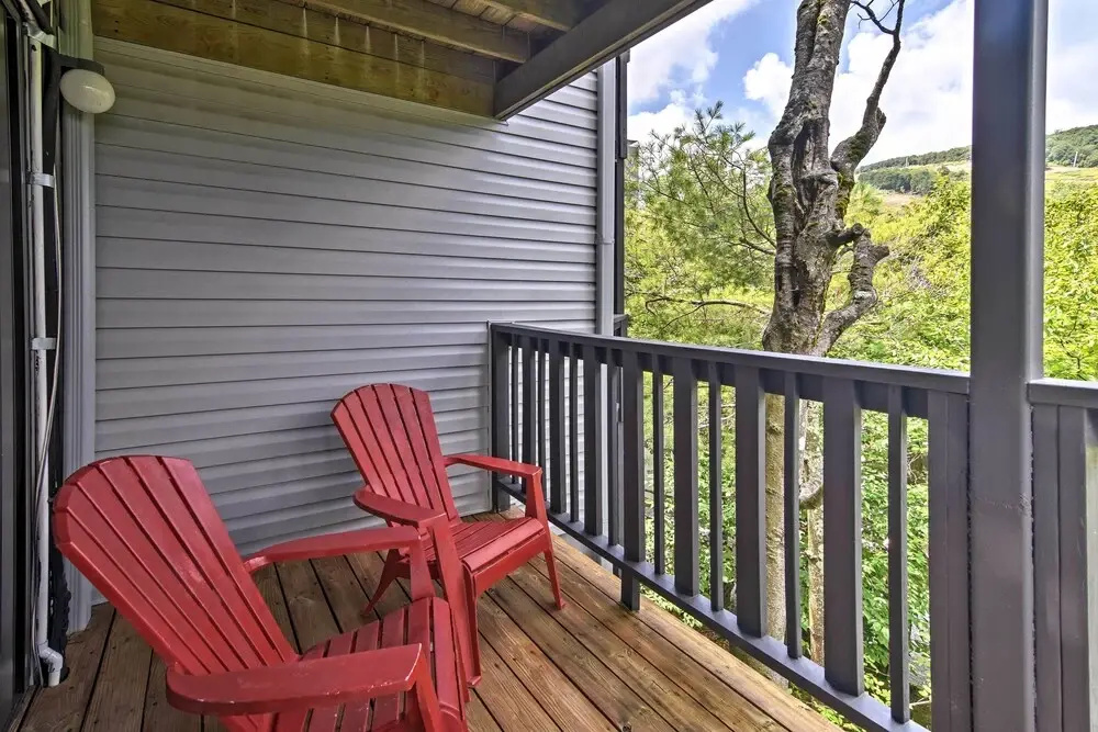 Beech Mountain Condo w/ Balcony, Walk to Resort!
