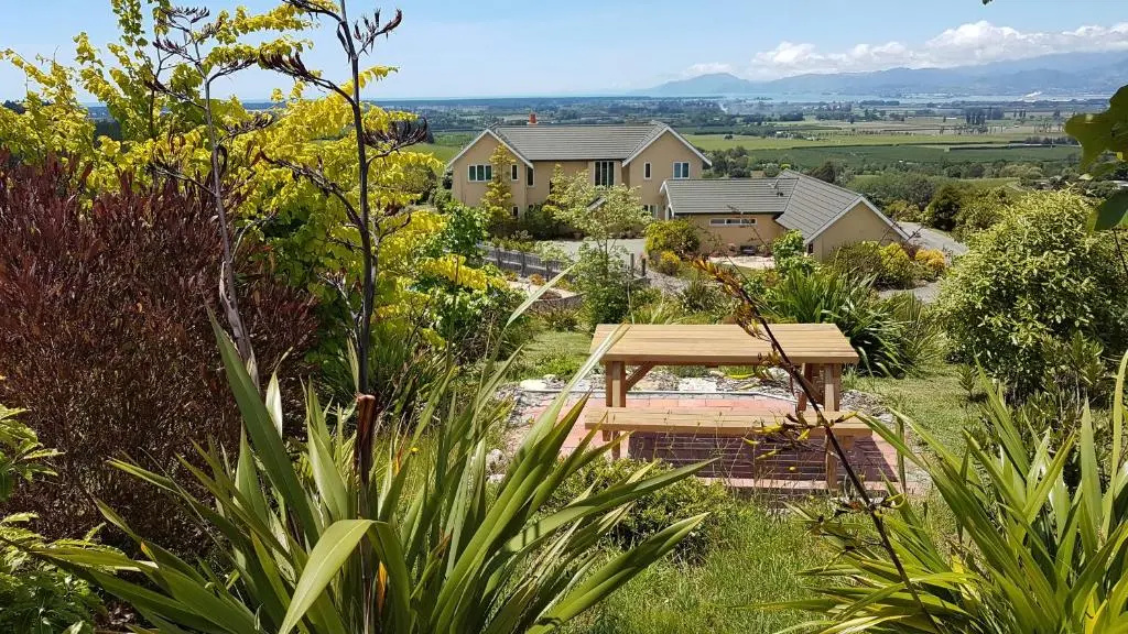 Golden Hills Farm Cottage with Swimming Pool
