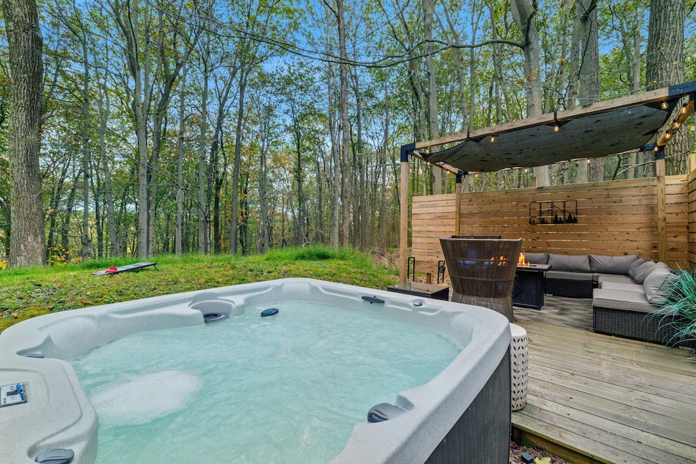 Charming Chalet w Hot Tub King Suite Dog Friendly