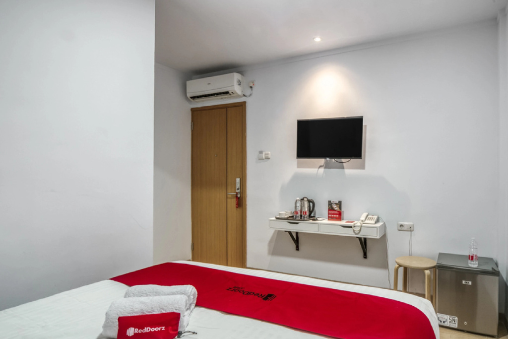 RedDoorz Plus at Cideng Timur