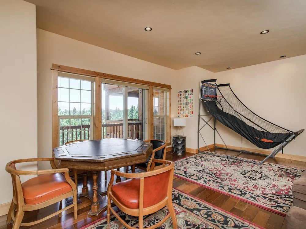 Stunning and Spacious in Truckee by RedAwning