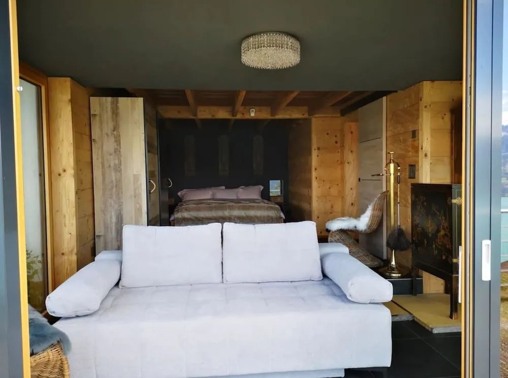 Chalet with panoramic views of the mountains of the Oberland and Lake Thun