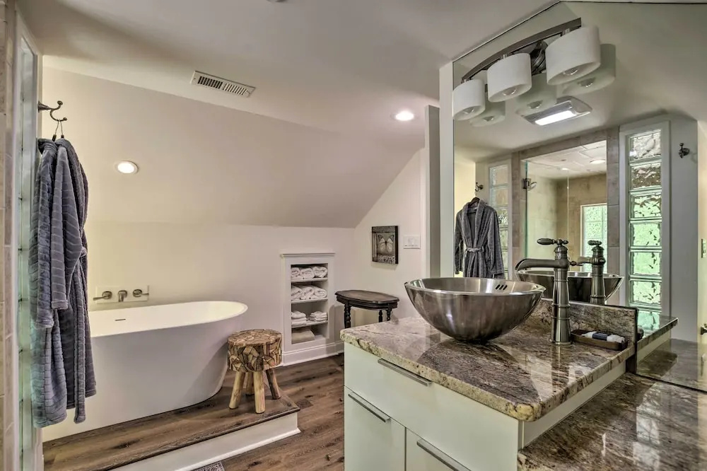 Butterfly Creek Columbus Estate on 3 Acres!