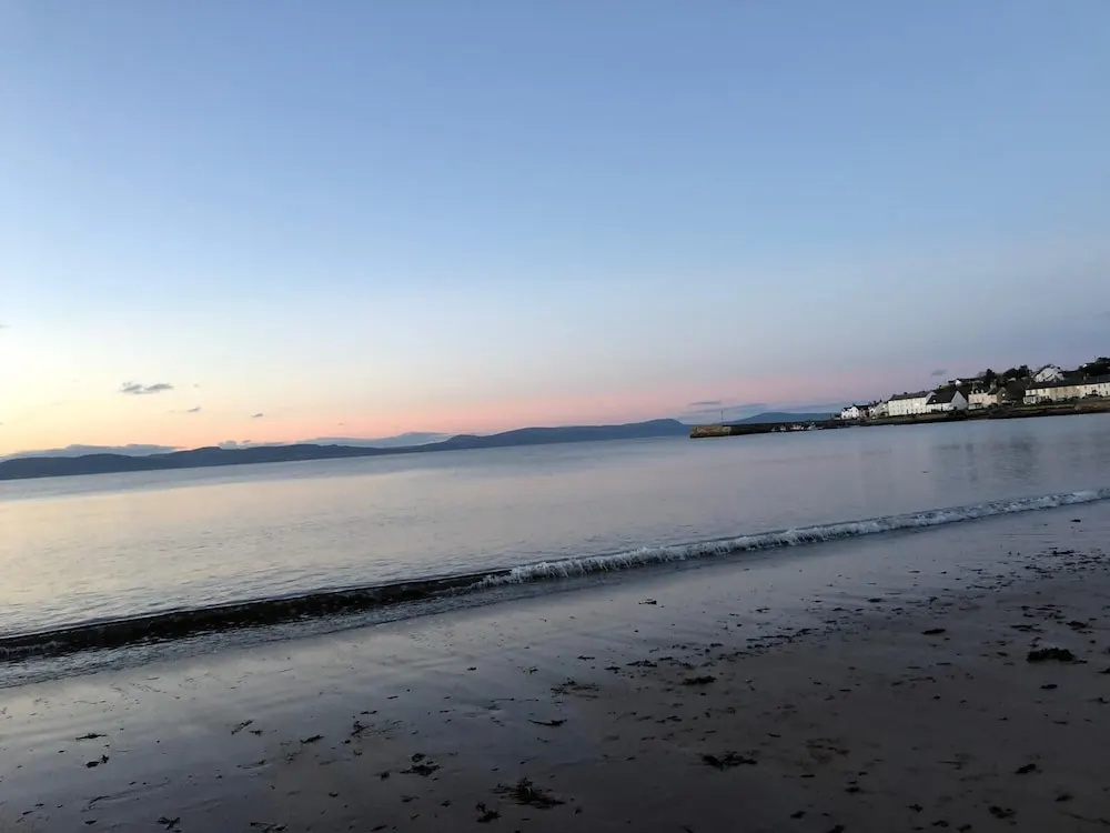 Petfriendly-beachfront-sunsetfacingsunporch-garden