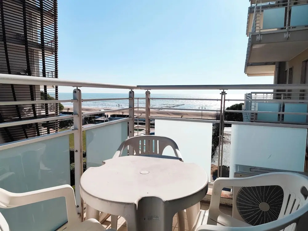 Cozy Flat With Balcony by the sea