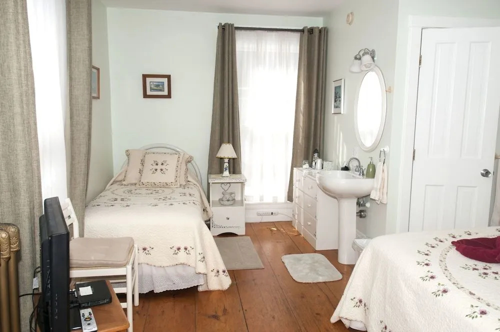 Candlebay Inn