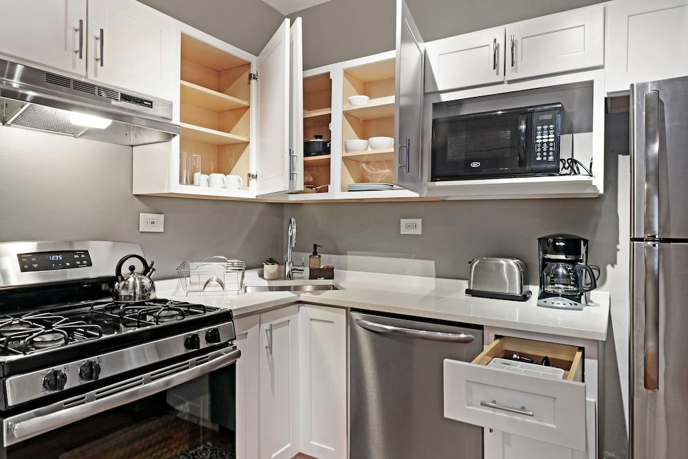 Homey 2BR Unit in Boystown, Steps from Everything