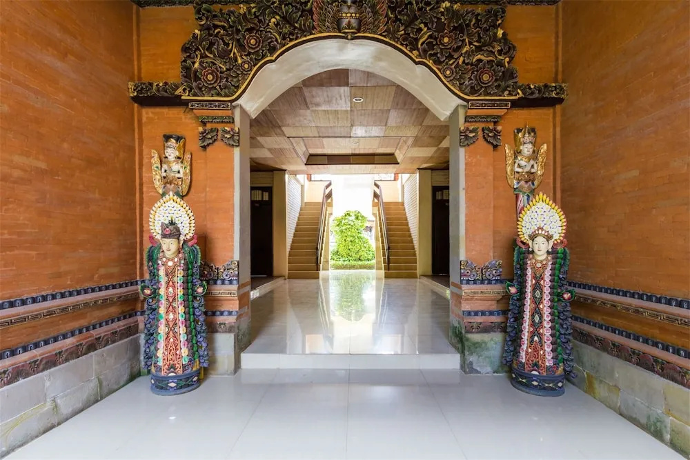 RedDoorz near Petitenget Beach