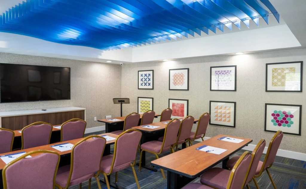 Holiday Inn Express & Suites - Lake Forest by IHG