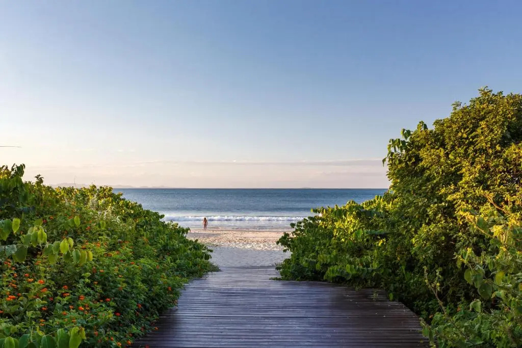 Apartamento com 4 suítes pé na areia
