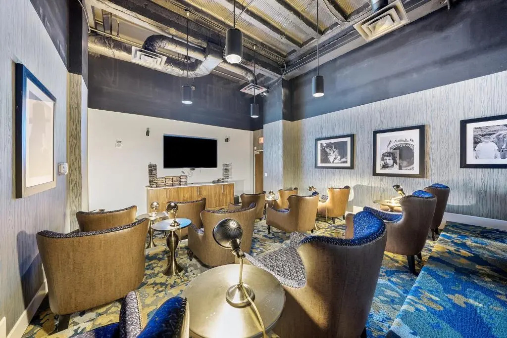 Lavish Downtown Condo with Rooftop Lounge 337