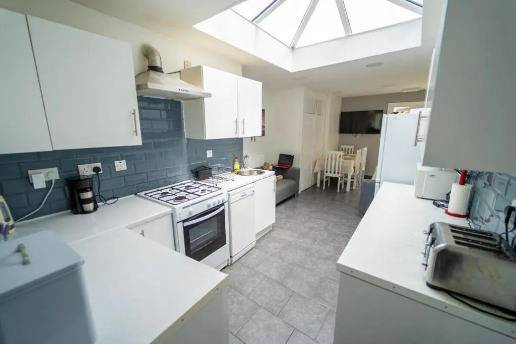 STAY SA Cosy equipped studios available 10 mins from the city! Free WIFI &50" SMART TV\s