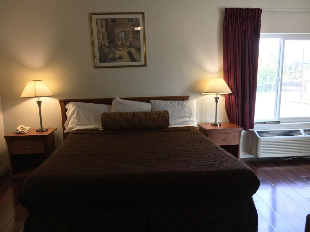 Riverside Inn & Suites