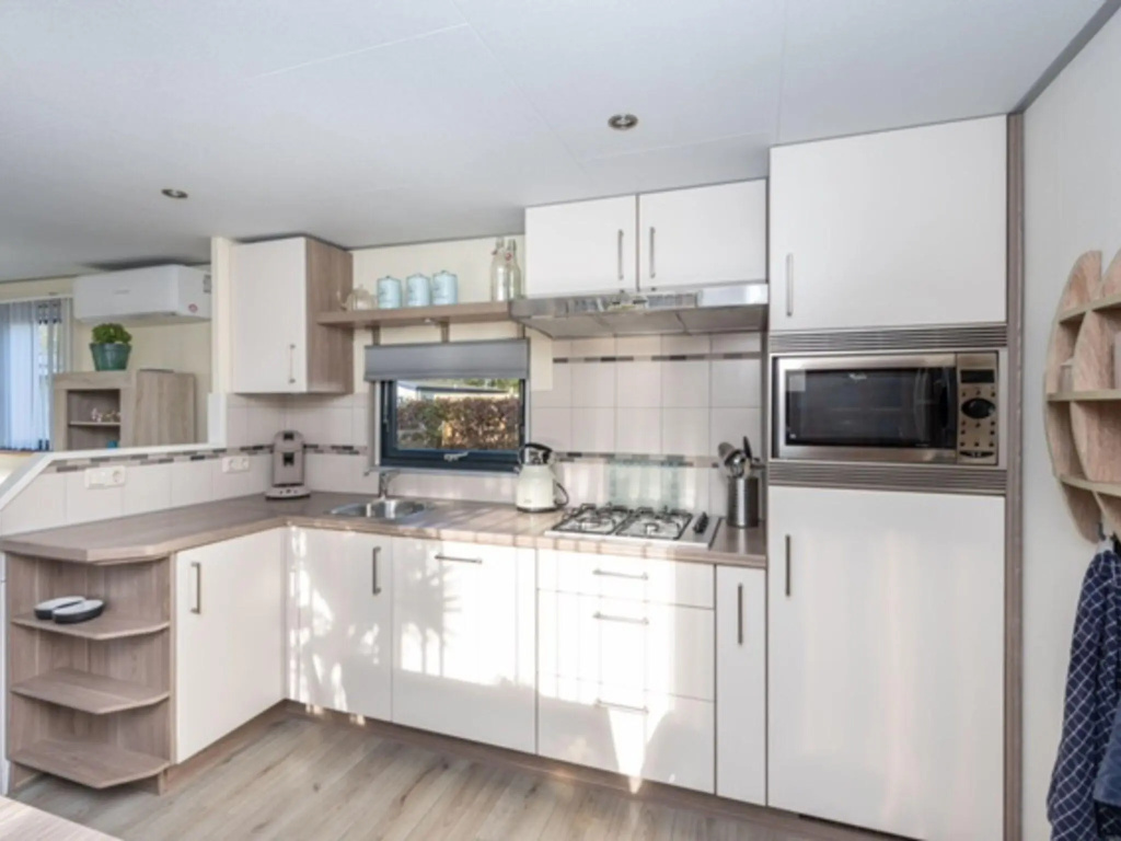 Chalet in Goedereede near North Sea Beach