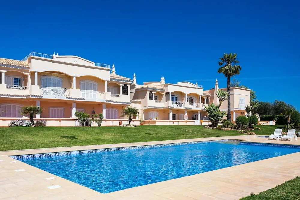 10 Marinha Two Bed Apt At Award Wining Beach