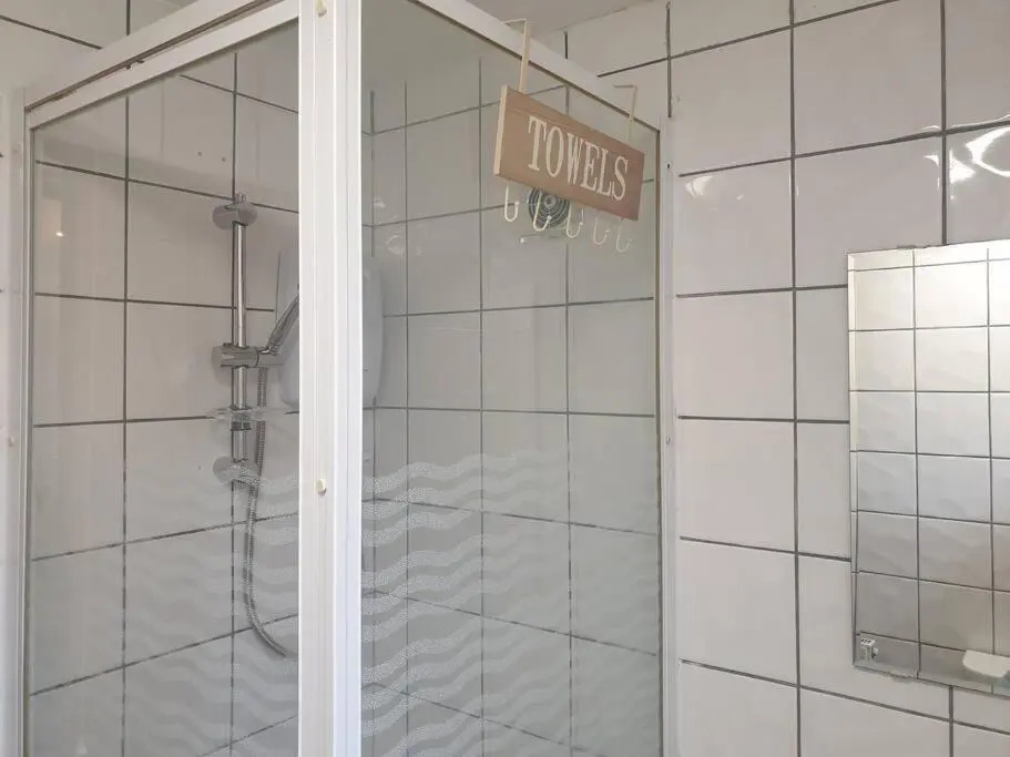 Cosy 2 Bedroom City House with 2 Bathrooms