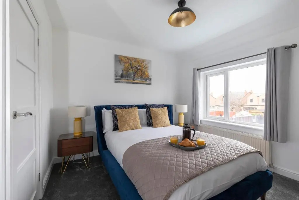 4-Bed Home with Hot Tub near Gloucester City