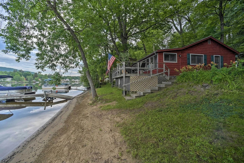 Riverfront Escape w/ Dock: 19 Mi to Saratoga!