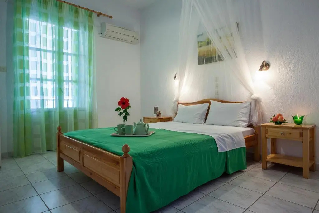 Smaragdi Rooms and Studios