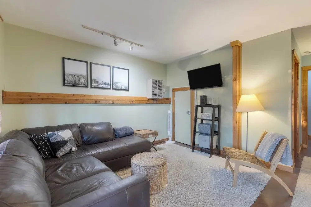 Deck Views, Fire Pit, Pool, 3 Mins to Beach Madrona Tree Retreat by Avantstay
