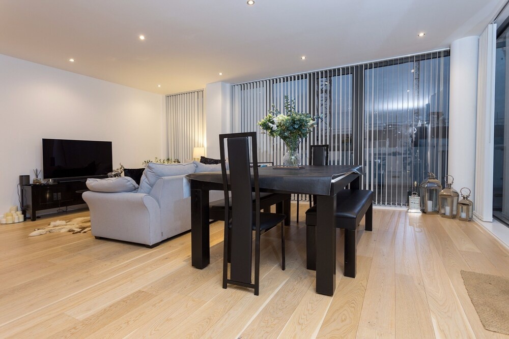 2 Bedroom Penthouse in Canada Water With Balcony