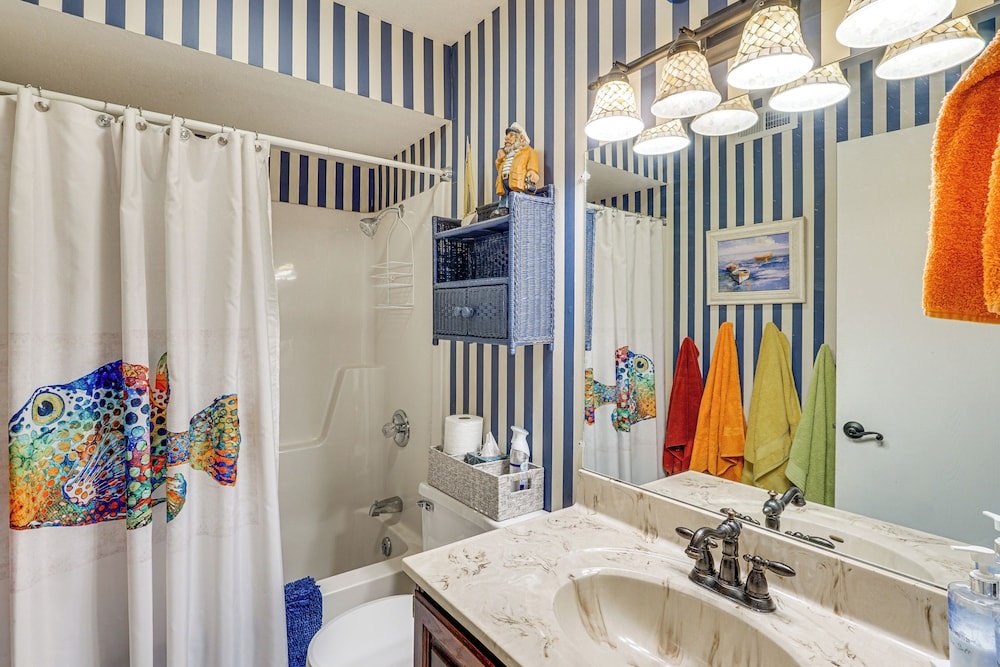 180 Main Channel View! Poolside Apt in Osage Beach