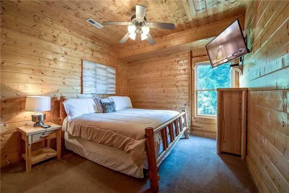 Suite Seasons 4 Bedroom Home with Hot Tub