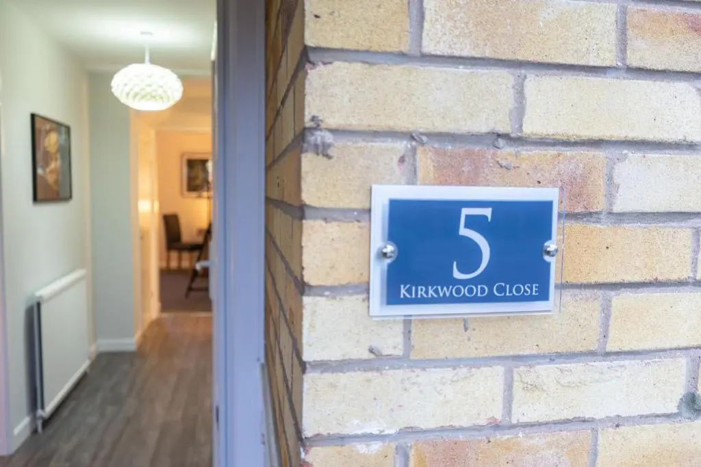 Modern 2 Bed Apartment on Edge of City Centre, 2xFREE Private Parking, Ground Floor & Private Entrance in Quiet Neighbourhood