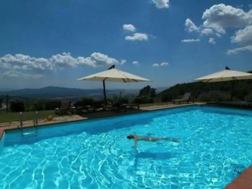 Live the Essence of Tuscany Typical Tuscan Villa for 1218 People
