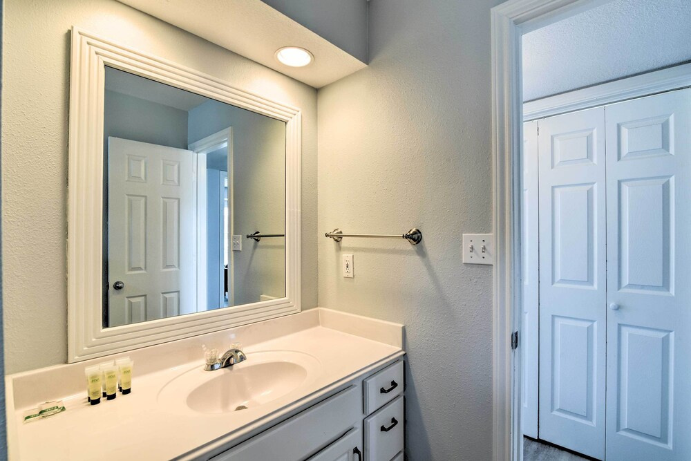 Oceanfront Galveston Home - Walk to Beach!