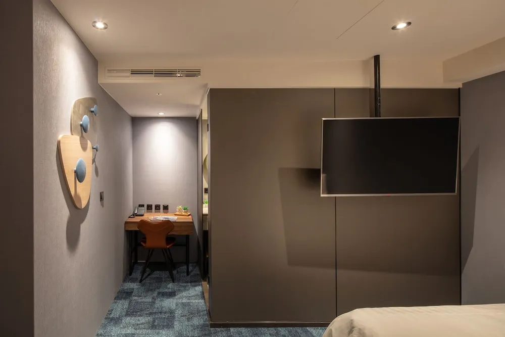 Roaders Plus Hotel - Taipei Station