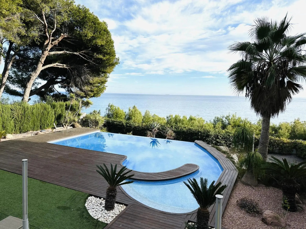 A001 - Villa de lujo en primera línea de mar