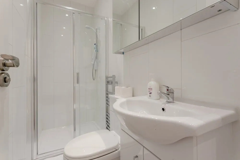 3 Bedroom House In Tooting With Garden