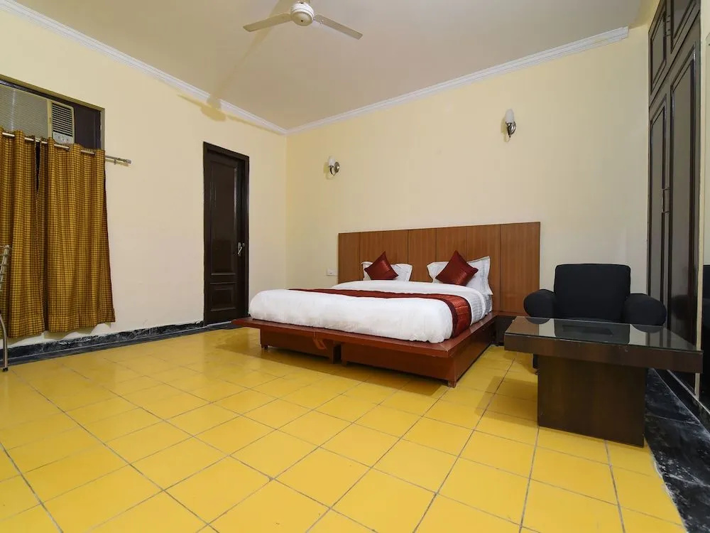 OYO 15376 Purple Star Hotel