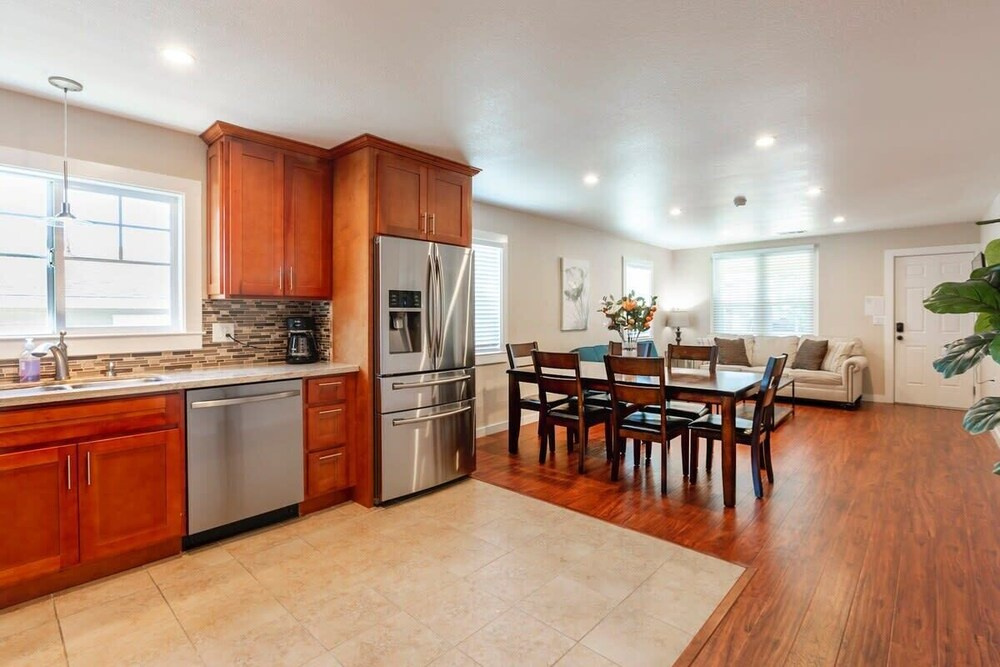Marbella Lane-spacious 5BR Ideal for Biz & Families in SJ