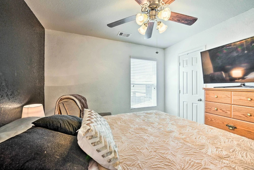 Spacious Conroe Home - 6 Mi to The Woodlands!