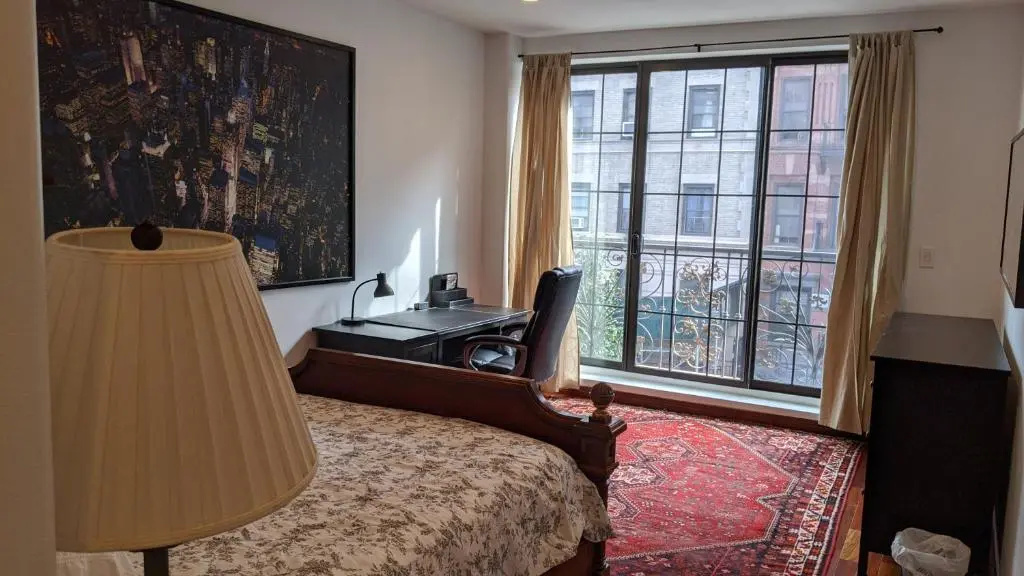 Gorgeous 3 bedroom 2 stops from Times Square and Central Park for Families or Groups with NO SMOKING AND NO PARTIES but Couples and Kids Friendly
