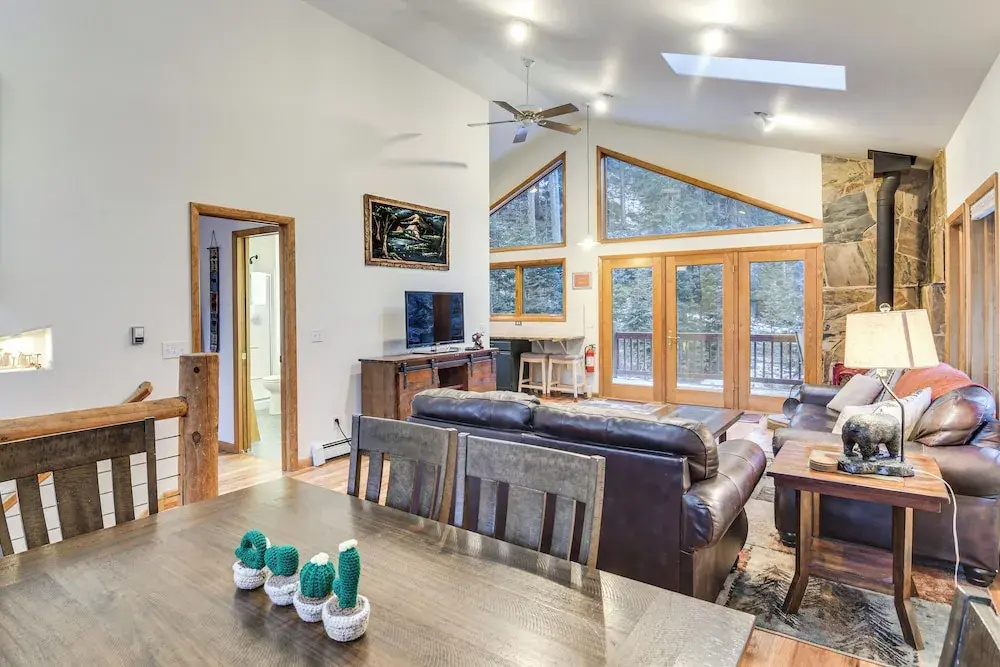 Scenic Creekside Retreat! Rocky Mountain Cabin